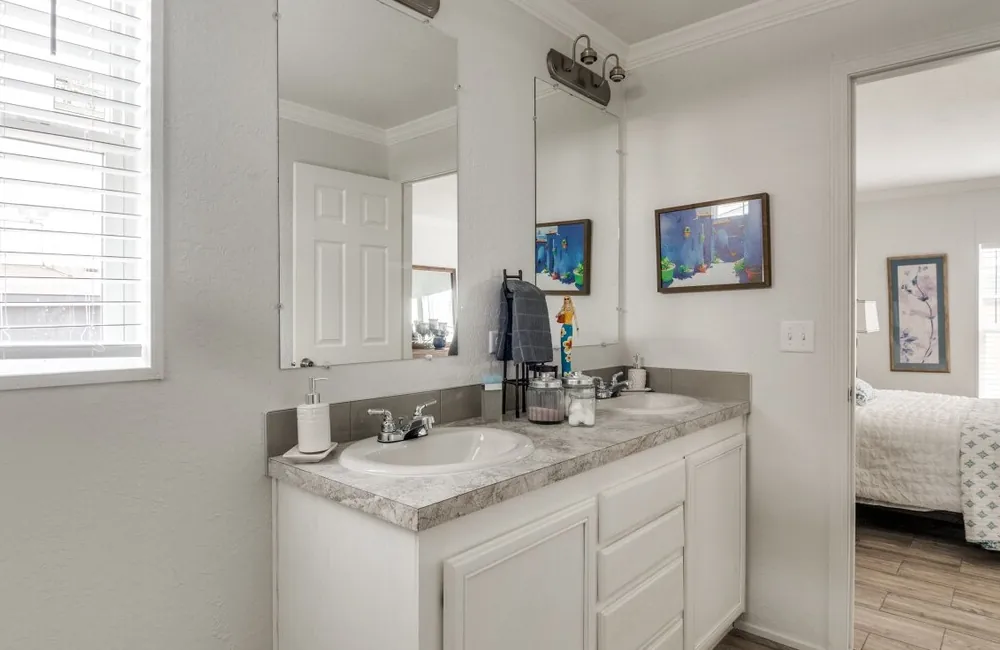Emerald 2860 interior 3